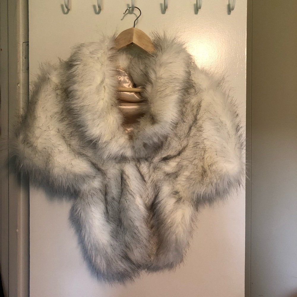 LiCheng Bridal ⭐️ faux fur shawl